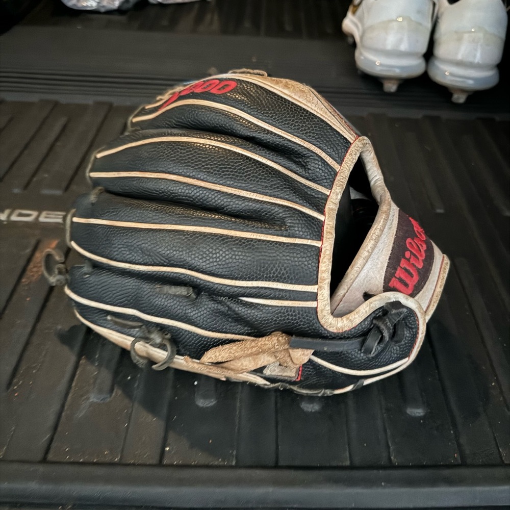 Wilson A2000 baseball/softball glove